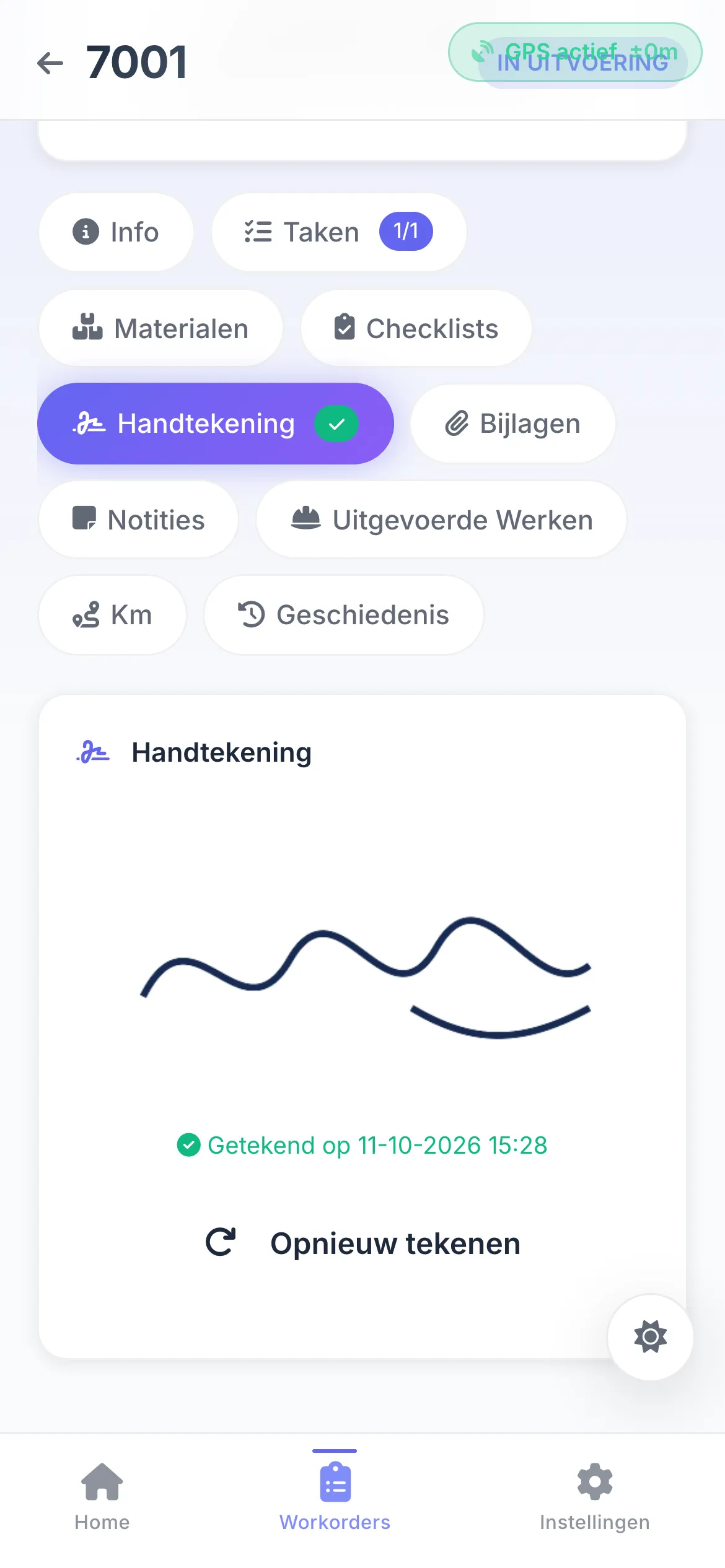 De klant tekent de werkbon af met zijn vinger op de gsm van de vakman.