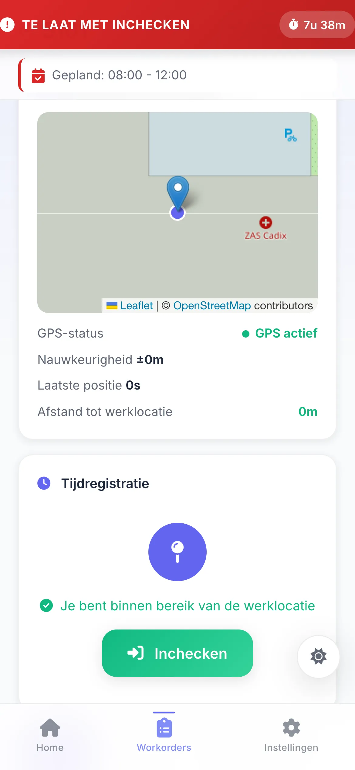 Een medewerker checkt in bij de klant met één knop op gsm.
