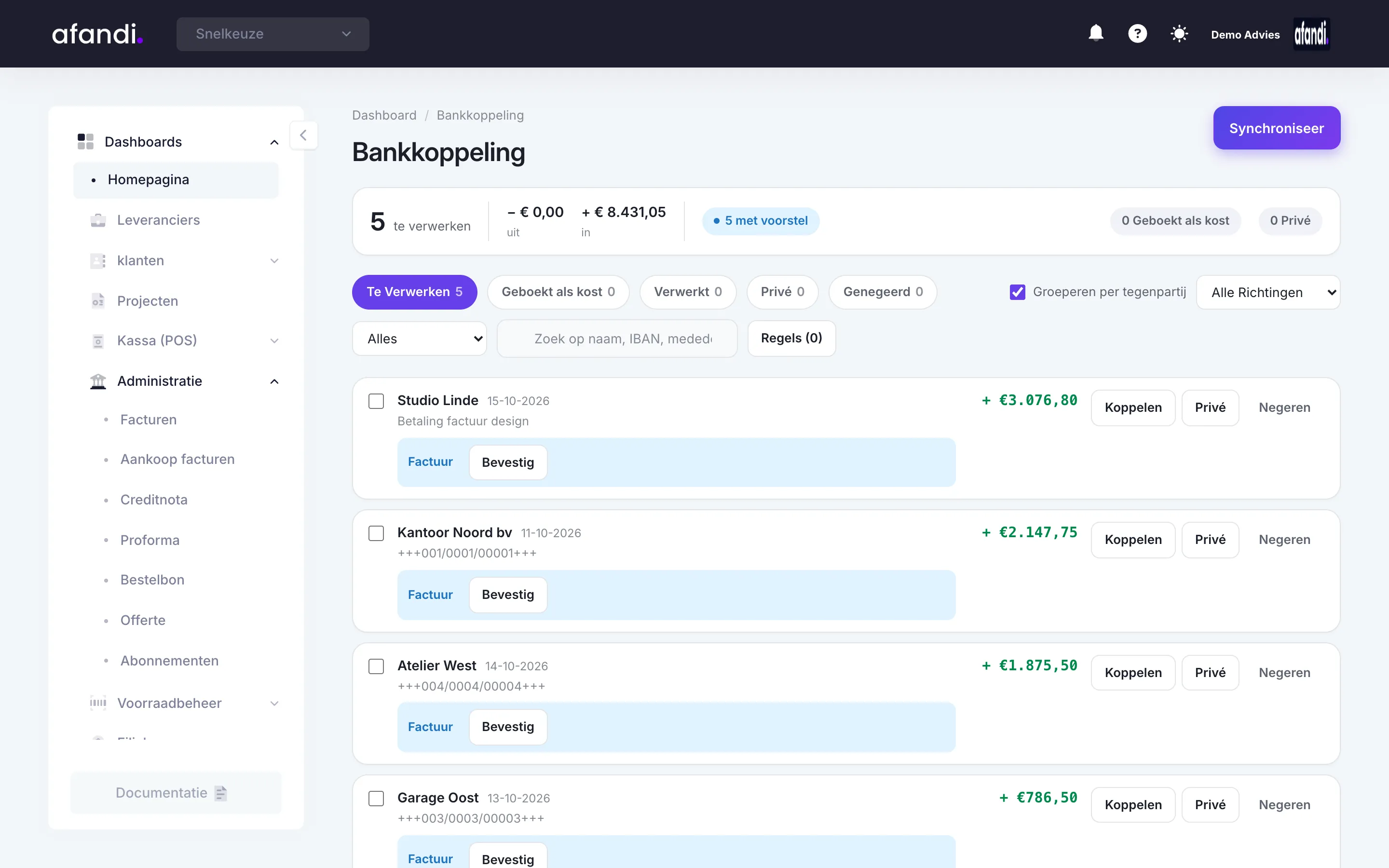 Bankverrichtingen worden aan facturen gekoppeld; bij twijfel doet Afandi een voorstel.